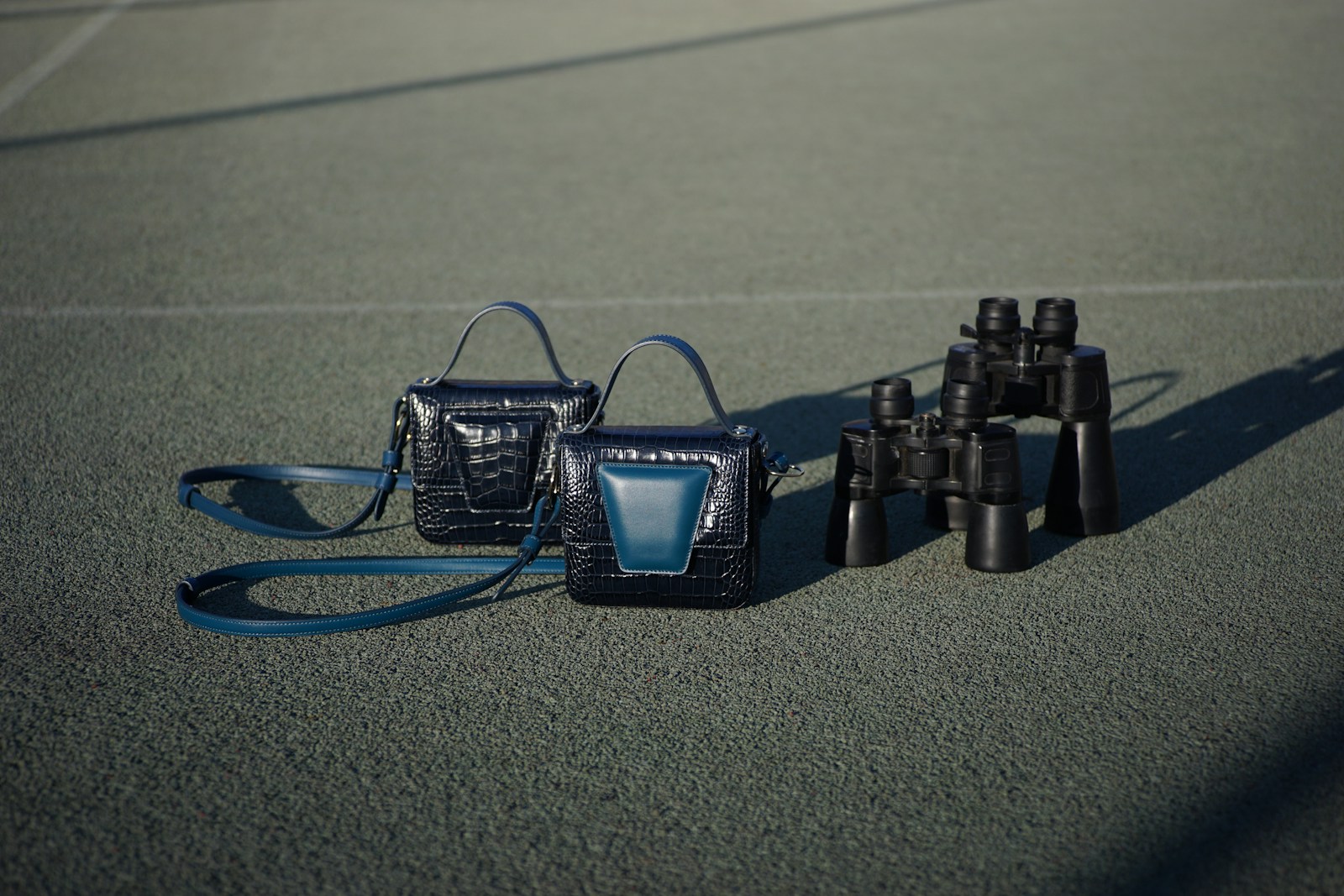 a pair of binoculars sitting on top of a tennis court